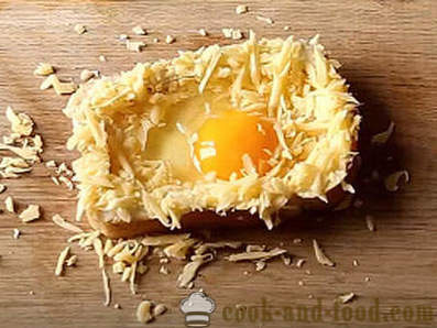 Sanduíche quente com ovo e queijo no forno no café da manhã
