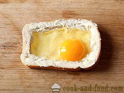 Sanduíche quente com ovo e queijo no forno no café da manhã