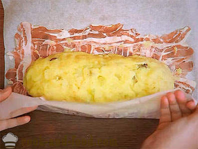Bolo de batata com bacon com cogumelos e queijo no forno