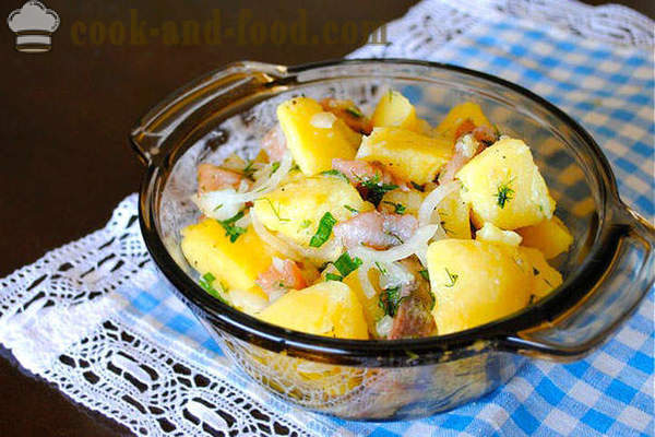 Salada de batata com arenque e cebolas