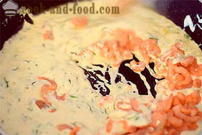 Fettuccine com camarões em um molho cremoso