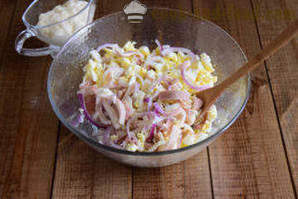 Salada de lulas com queijo e ovos