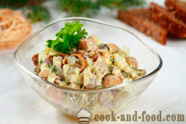 Salada com arenques e cogumelos