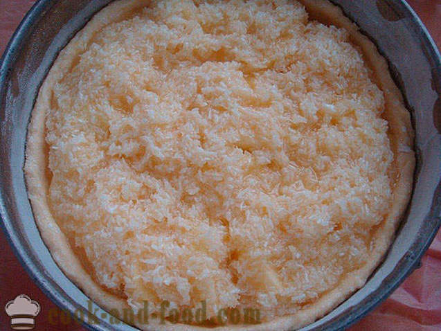 Bolo de queijo com maçãs e enchimento de coco