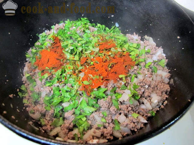 Sopa de arroz com repolho e carne picada