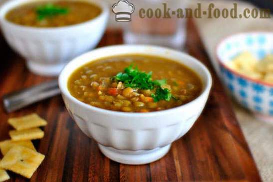O aquecimento sopa de lentilha com vegetais