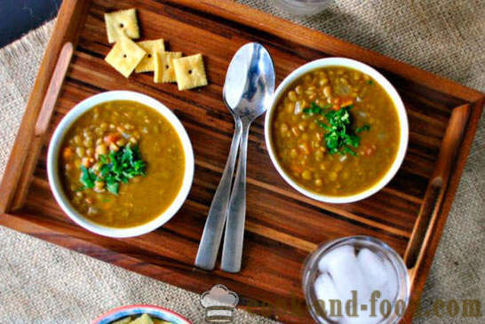O aquecimento sopa de lentilha com vegetais