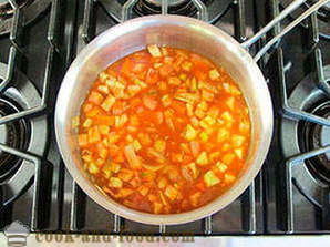 Sopa do tomate com fritos de pão torrados