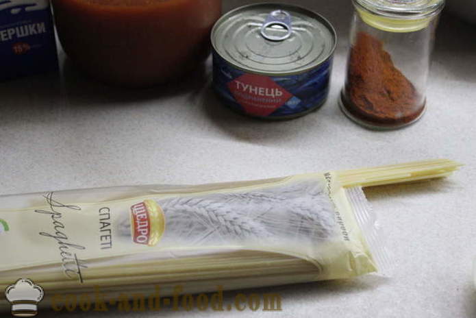 Espaguete com atum enlatado em tomate molho de creme - delicioso para cozinhar espaguete, um passo a passo fotos de receitas