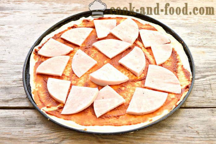 Pizza caseira com salsicha da massa de pão sem fermento - como assar um bolo de pizza folhada, com um passo a passo fotos de receitas