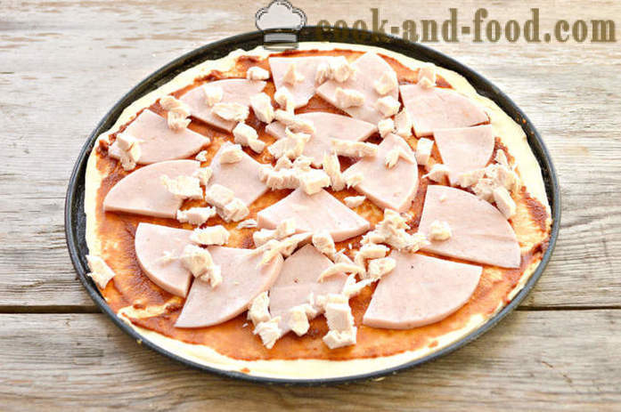 Pizza caseira com salsicha da massa de pão sem fermento - como assar um bolo de pizza folhada, com um passo a passo fotos de receitas
