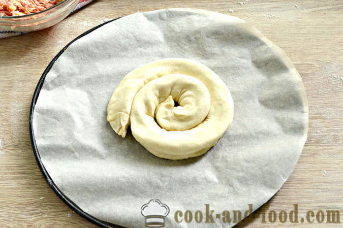 Pie Caracol da massa folhada acabada - como assar um bolo de camada, o caracol com queijo e salsicha, um passo a passo fotos de receitas