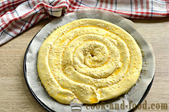 Pie Caracol da massa folhada acabada - como assar um bolo de camada, o caracol com queijo e salsicha, um passo a passo fotos de receitas