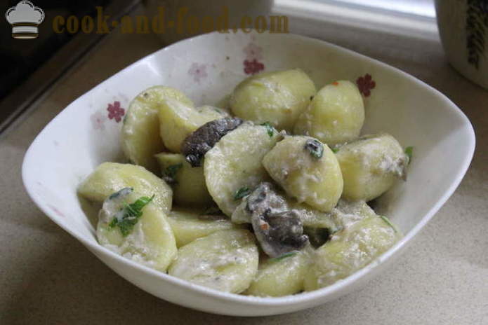 Batatas com cogumelos com creme de leite e alho - como cozinhar batatas com cogumelos em uma frigideira, um passo a passo fotos de receitas