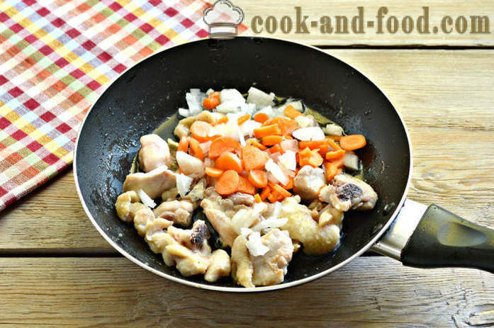 Arroz com legumes e frango - ambos delicioso arroz de frango cozinhar em uma frigideira, um passo a passo fotos de receitas
