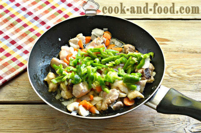 Arroz com legumes e frango - ambos delicioso arroz de frango cozinhar em uma frigideira, um passo a passo fotos de receitas