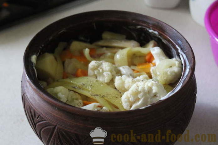 Batatas novas em uma panela com salsicha e vegetais - como cozinhar um assado no forno de batatas jovens, um passo a passo fotos de receitas