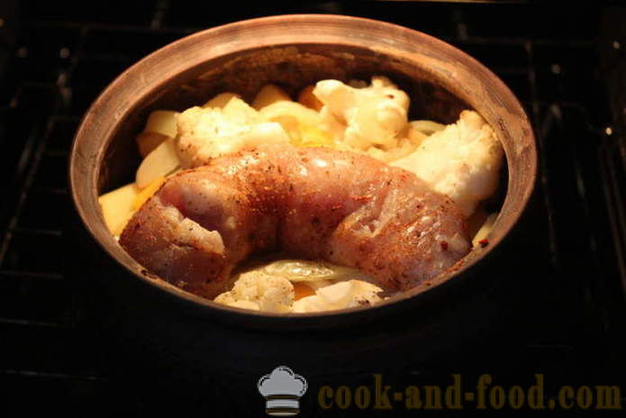 Batatas novas em uma panela com salsicha e vegetais - como cozinhar um assado no forno de batatas jovens, um passo a passo fotos de receitas