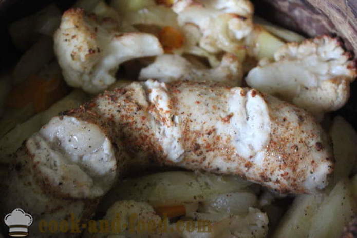 Batatas novas em uma panela com salsicha e vegetais - como cozinhar um assado no forno de batatas jovens, um passo a passo fotos de receitas