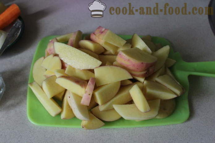 Batatas novas em uma panela com salsicha e vegetais - como cozinhar um assado no forno de batatas jovens, um passo a passo fotos de receitas