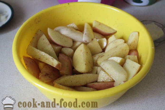 Batatas novas em uma panela com salsicha e vegetais - como cozinhar um assado no forno de batatas jovens, um passo a passo fotos de receitas