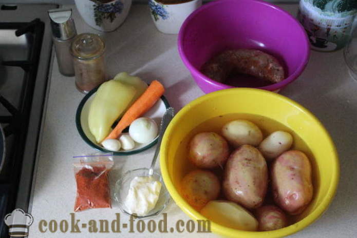 Batatas novas em uma panela com salsicha e vegetais - como cozinhar um assado no forno de batatas jovens, um passo a passo fotos de receitas