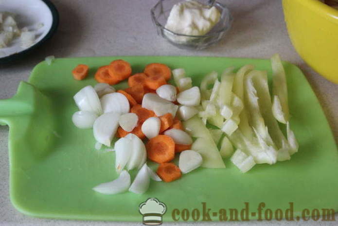 Batatas novas em uma panela com salsicha e vegetais - como cozinhar um assado no forno de batatas jovens, um passo a passo fotos de receitas