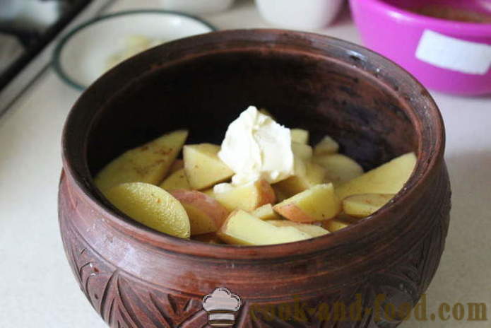 Batatas novas em uma panela com salsicha e vegetais - como cozinhar um assado no forno de batatas jovens, um passo a passo fotos de receitas