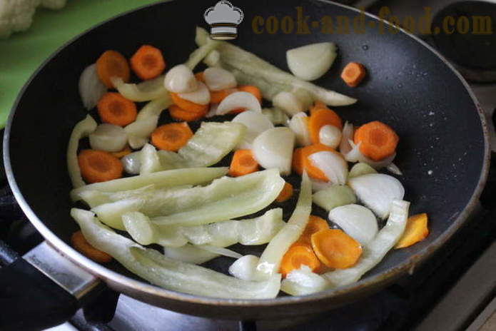 Batatas novas em uma panela com salsicha e vegetais - como cozinhar um assado no forno de batatas jovens, um passo a passo fotos de receitas