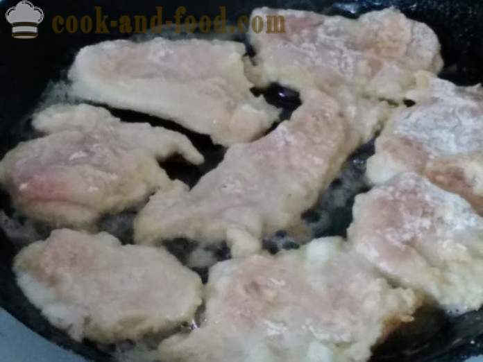 Chops delicioso frango em uma frigideira - ambos os deliciosos seios chops cozinheiro de frango em massa, com um passo a passo fotos de receitas