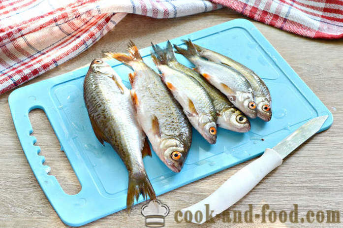 Peixes do rio pequeno grelhado - como peixe frito rio em uma frigideira, um passo a passo fotos de receitas