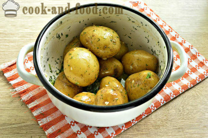 Cozidos novas batatas com alho e ervas - como cozinhar batatas novas saborosa e devidamente passo a passo fotos de receitas