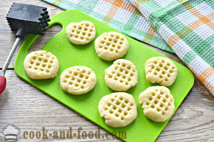 Biscoitos simples chicoteado até em uma frigideira frite - como biscoitos na panela, um passo a passo fotos de receitas