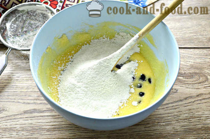 Bolo-bolo de Páscoa com soda sem fermento e leite - como cozinhar bolos em latas no forno, com um passo a passo fotos de receitas