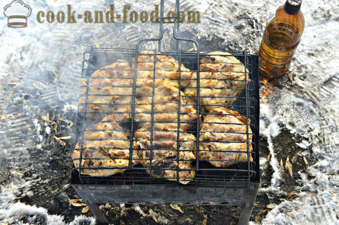 Delicioso churrasco de frango coxas na grelha de carvão vegetal - como cozinhar frango de churrasco na grelha na grelha, um passo a passo fotos de receitas