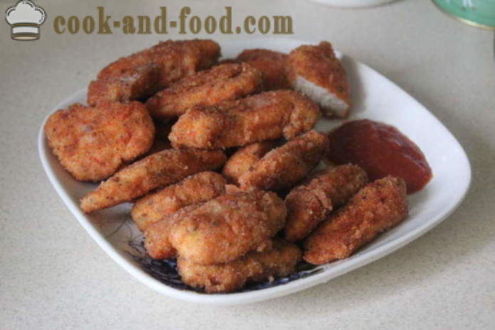 Nuggets de empanados de peito de frango e frito em uma panela - como fazer nuggets de frango da casa, fotos passo a passo receita