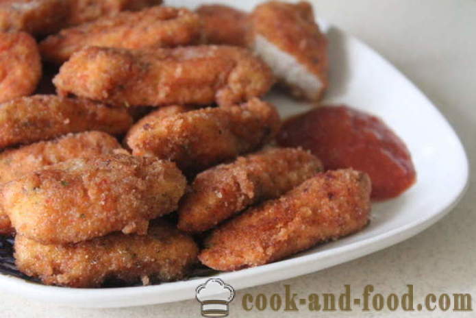 Nuggets de empanados de peito de frango e frito em uma panela - como fazer nuggets de frango da casa, fotos passo a passo receita