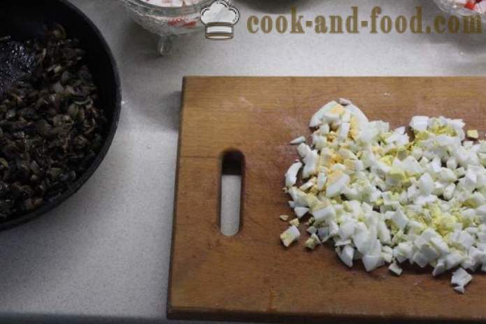 Salada de caranguejo em camadas com arroz e cogumelos - como cozinhar salada de caranguejo com arroz e cogumelos, um passo a passo fotos de receitas