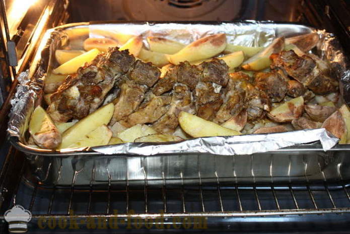 Costelas assadas de carne de porco com batatas no forno - batatas assadas como com bacon, um passo a passo fotos de receitas