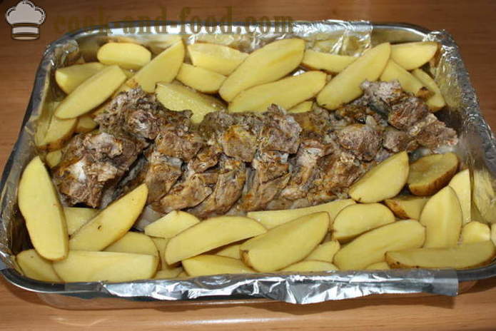 Costelas assadas de carne de porco com batatas no forno - batatas assadas como com bacon, um passo a passo fotos de receitas