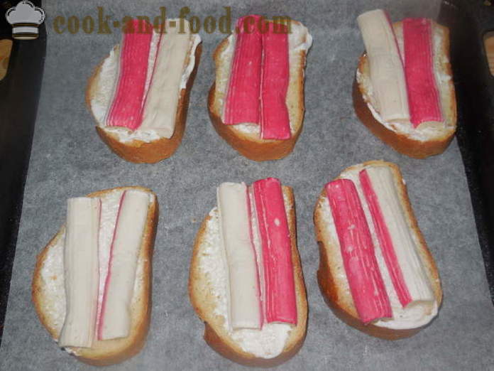 Sanduíches quentes com queijo e caranguejo varas - Como fazer sanduíches quentes no forno, com um passo a passo fotos de receitas
