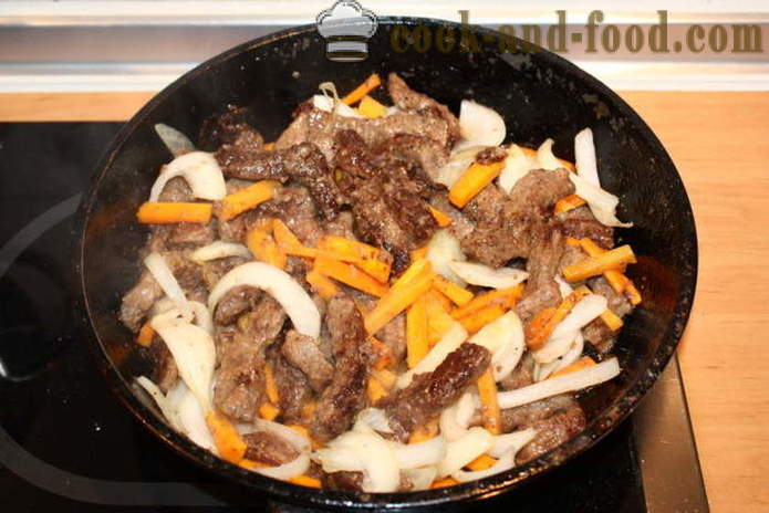 Strogonoff de Carne da carne com vinho e legumes - um passo a receita passo com fotos como cozinhar strogonoff de carne com molho