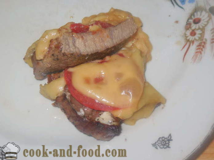 Carne com tomate e queijo no forno - Como cozinhar carne suculenta no forno, com um passo a passo fotos de receitas