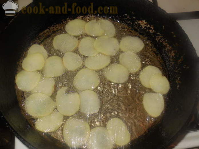 Fritas de batatas em uma panela - Como fazer batata frita da casa, fotos passo a passo receita
