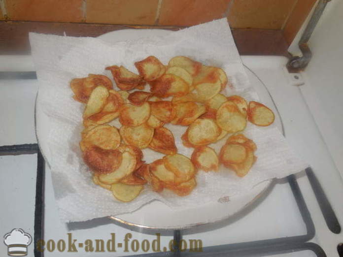 Fritas de batatas em uma panela - Como fazer batata frita da casa, fotos passo a passo receita