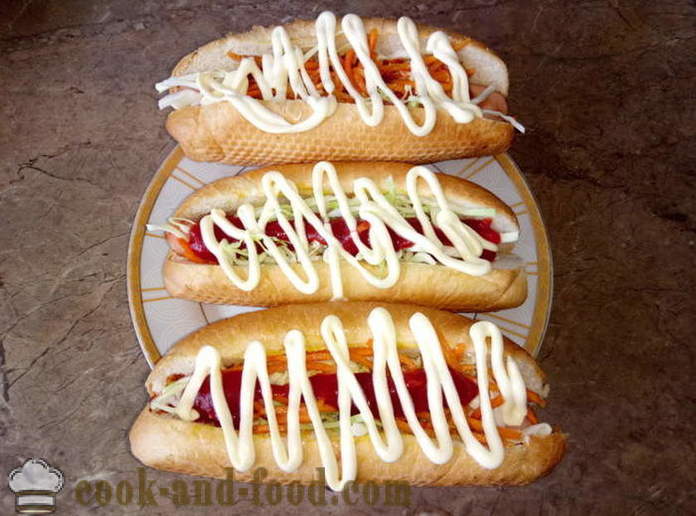 Cachorros-quentes deliciosos com salsicha e vegetais - Como fazer um cachorro-quente em casa, fotos passo a passo receita