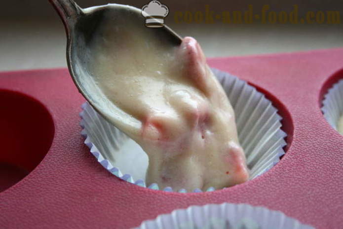 Bolos caseiros no iogurte com morangos - como cozinhar bolos em moldes de silicone, um passo a passo fotos de receitas