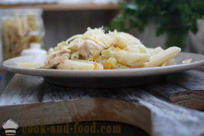 Massas caseiras italiano com frango, legumes e queijo - como cozinhar macarrão italiano em casa, fotos passo a passo receita