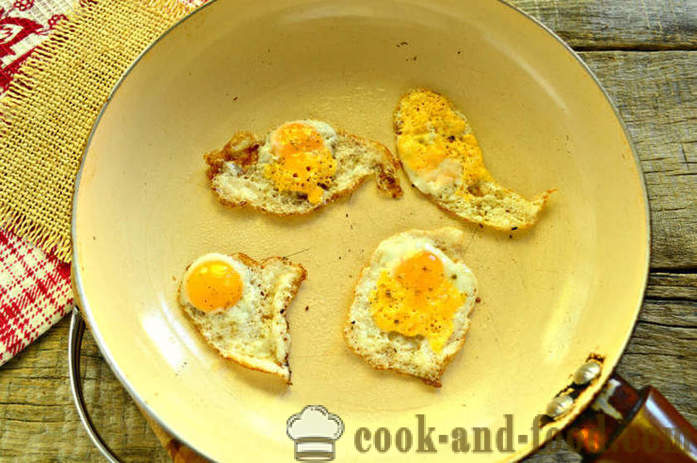 Rabanada com ovo e verdes em uma frigideira - como fazer um brinde com um ovo no café da manhã, um passo a passo fotos de receitas