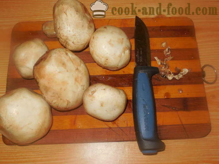 Cogumelos fritos em uma panela - fry como cogumelos em farinha, um passo a passo fotos de receitas